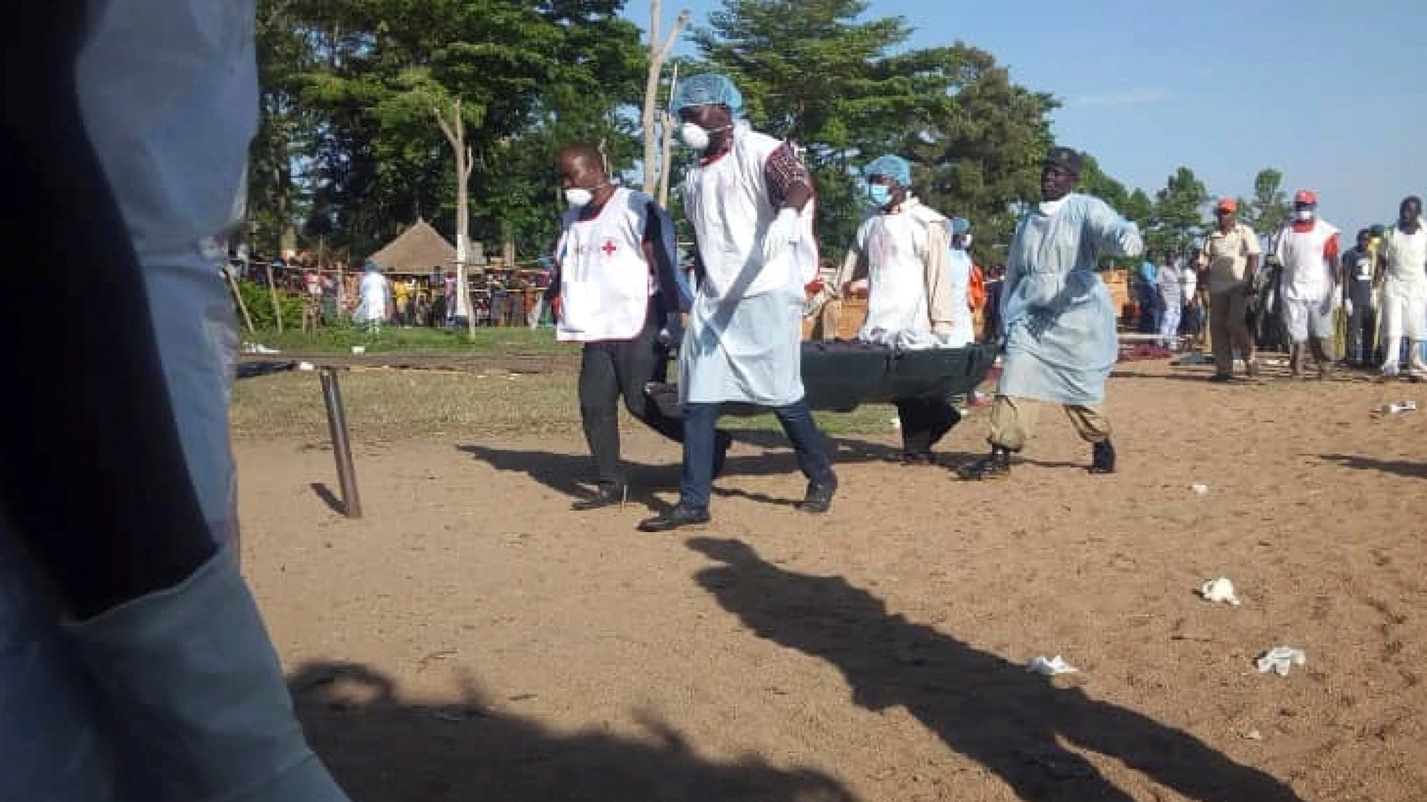 Voluntarios de la Cruz Roja tanzana participan en las tareas de rescate en el lago Victoria, en el noroeste de Tanzania