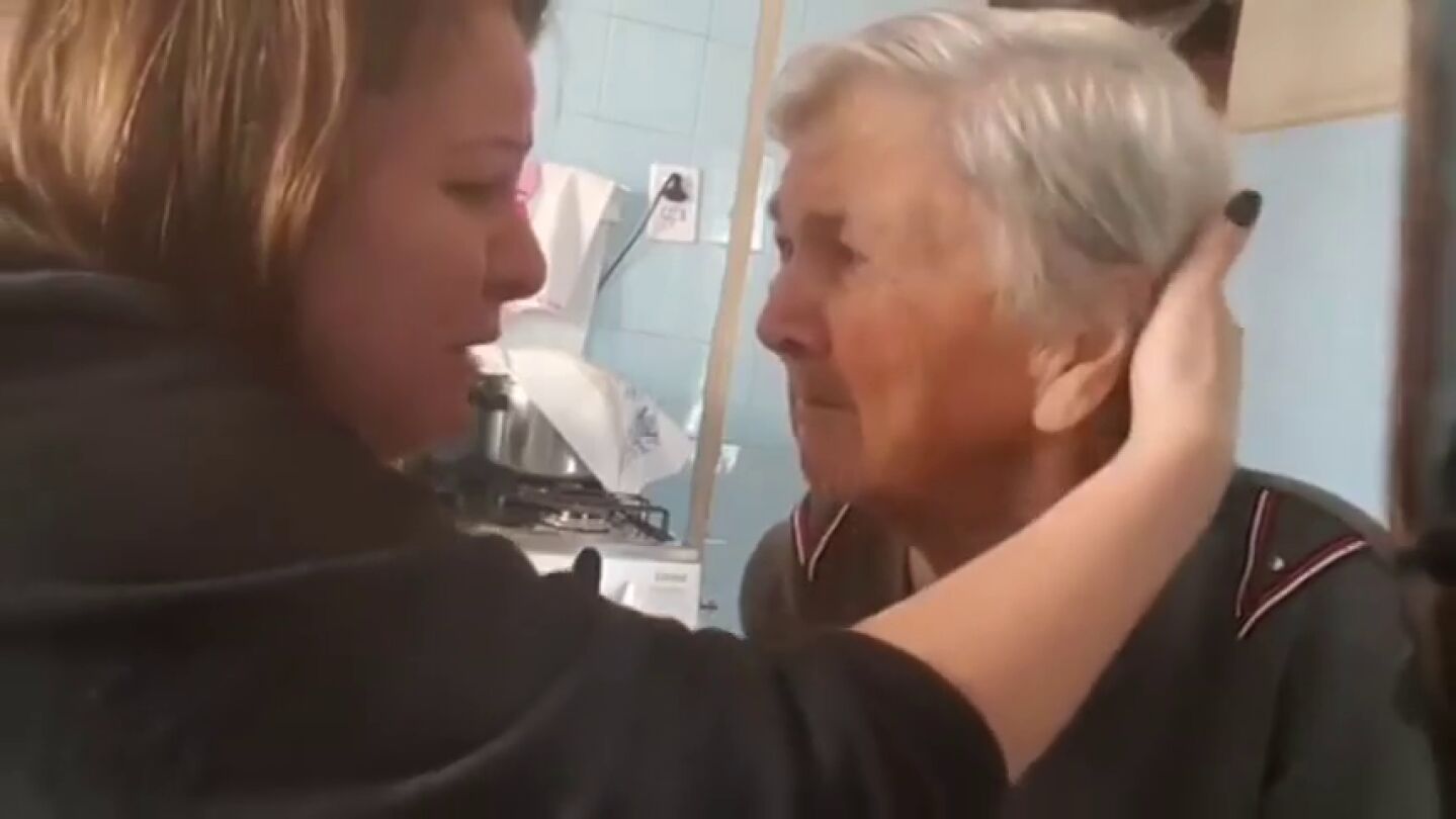 El emocionante v&iacute;deo de una abuela con Alzheimer que durante unos segundos reconoce a su nieta y entre l&aacute;grimas le dice "te quiero"