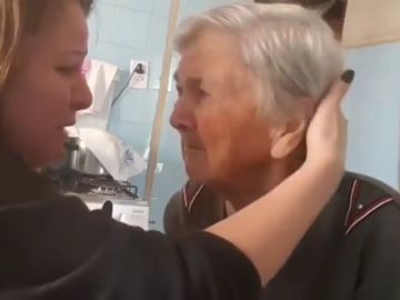 El emocionante vídeo de una abuela con Alzheimer que durante unos segundos reconoce a su nieta y entre lágrimas le dice "te quiero" El emocionante vídeo de una abuela con Alzheimer que durante unos segundos reconoce a su nieta y entre lágrimas le dice "te quiero"