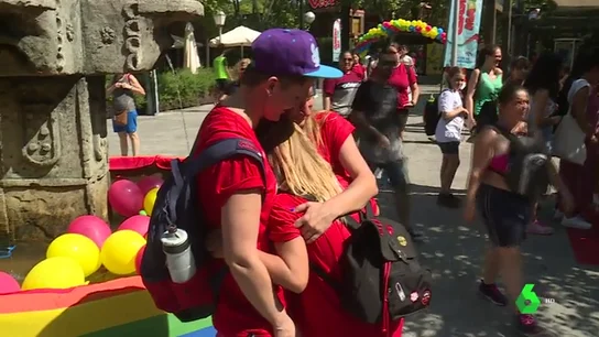 El colectivo LGTBI reivindica sus derechos durante la celebración del 'GayDay': "Queremos vivir como otras personas, como una familia" El colectivo LGTBI reivindica sus derechos durante la celebración del 'GayDay': "Queremos vivir como otras personas, como una familia"
