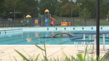 Imagen del coche en el interior de una piscina en Maryland