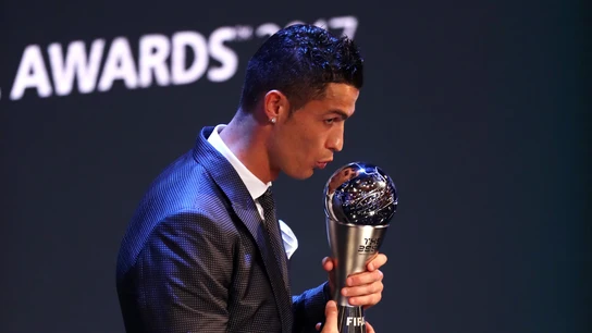 Cristiano posa con el premio The Best 2017 Cristiano posa con el premio The Best 2017