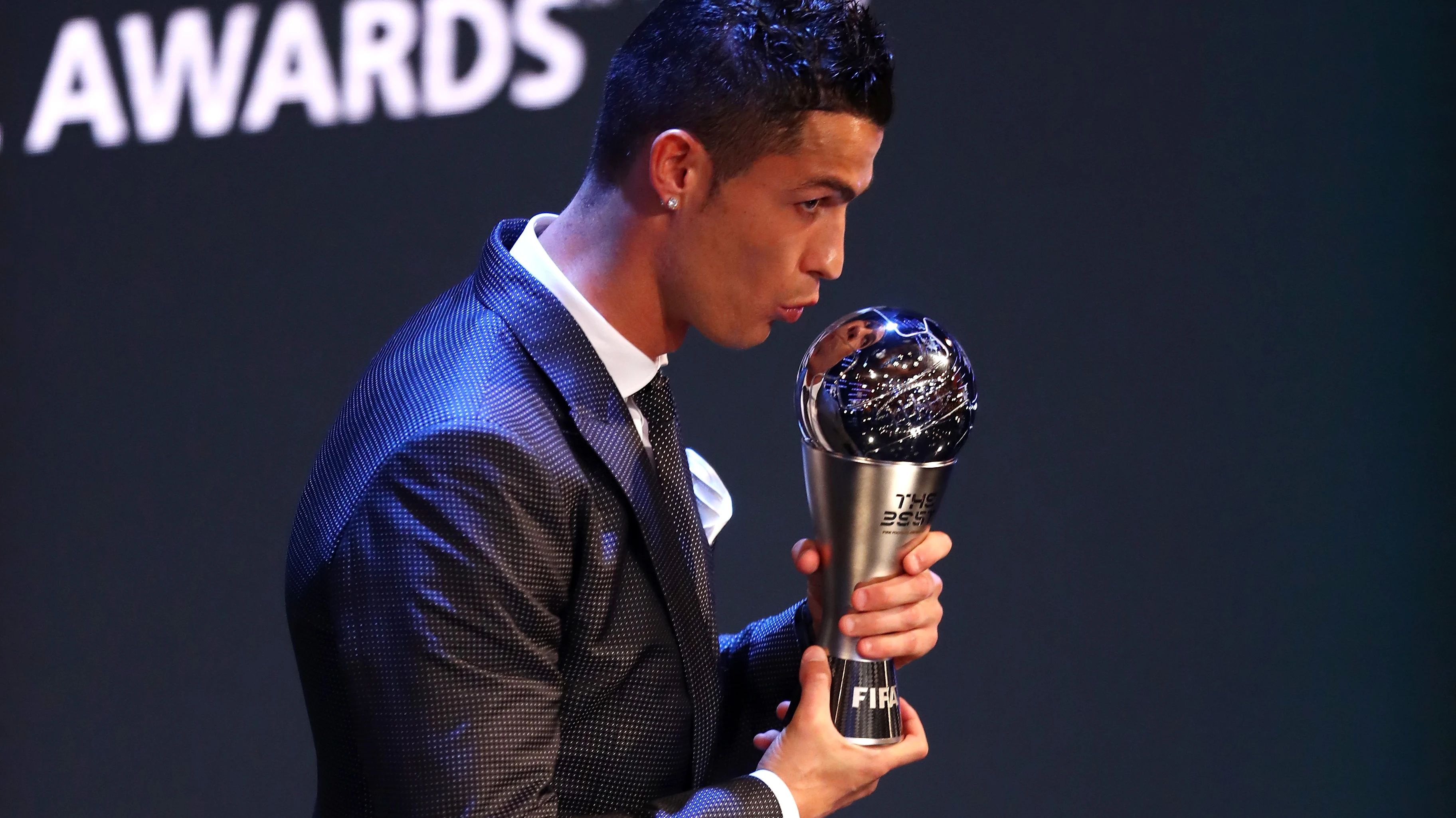 Cristiano posa con el premio The Best 2017