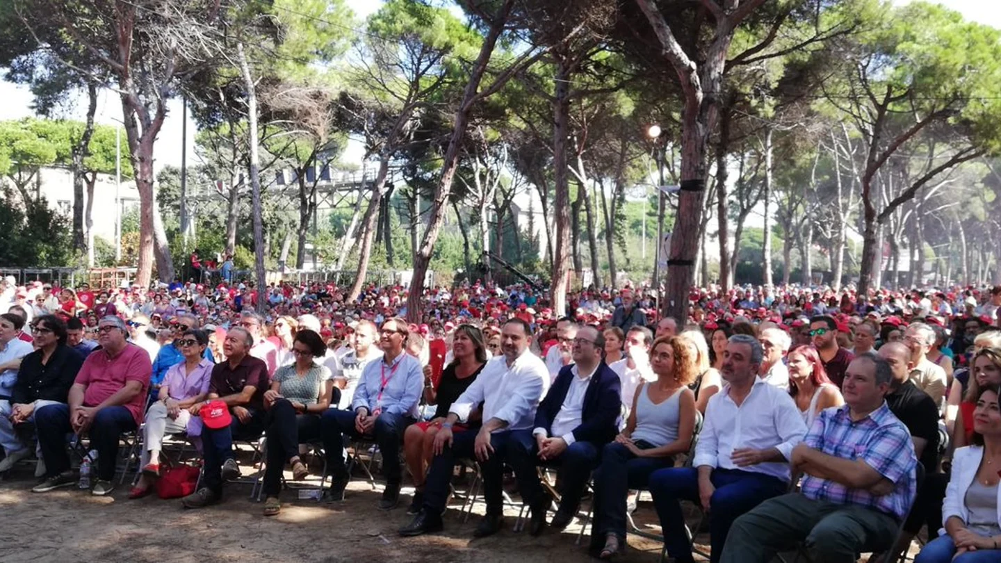 Diputados del PSOE durante la Fiesta de la Rosa Diputados del PSOE durante la Fiesta de la Rosa