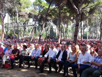 Diputados del PSOE durante la Fiesta de la Rosa Diputados del PSOE durante la Fiesta de la Rosa