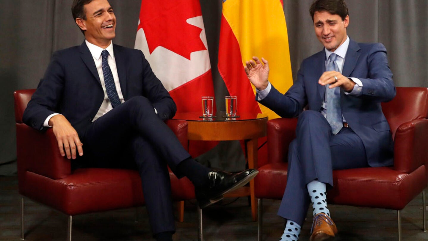 Pedro S&aacute;nchez junto al primer ministro canadiense durante su encuentro en un hotel de Montreal