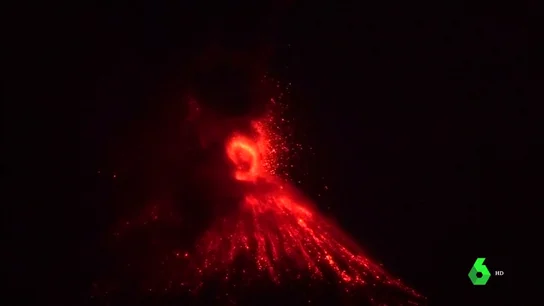 Imagen de la erupción de un volcán en Indonesia Imagen de la erupción de un volcán en Indonesia