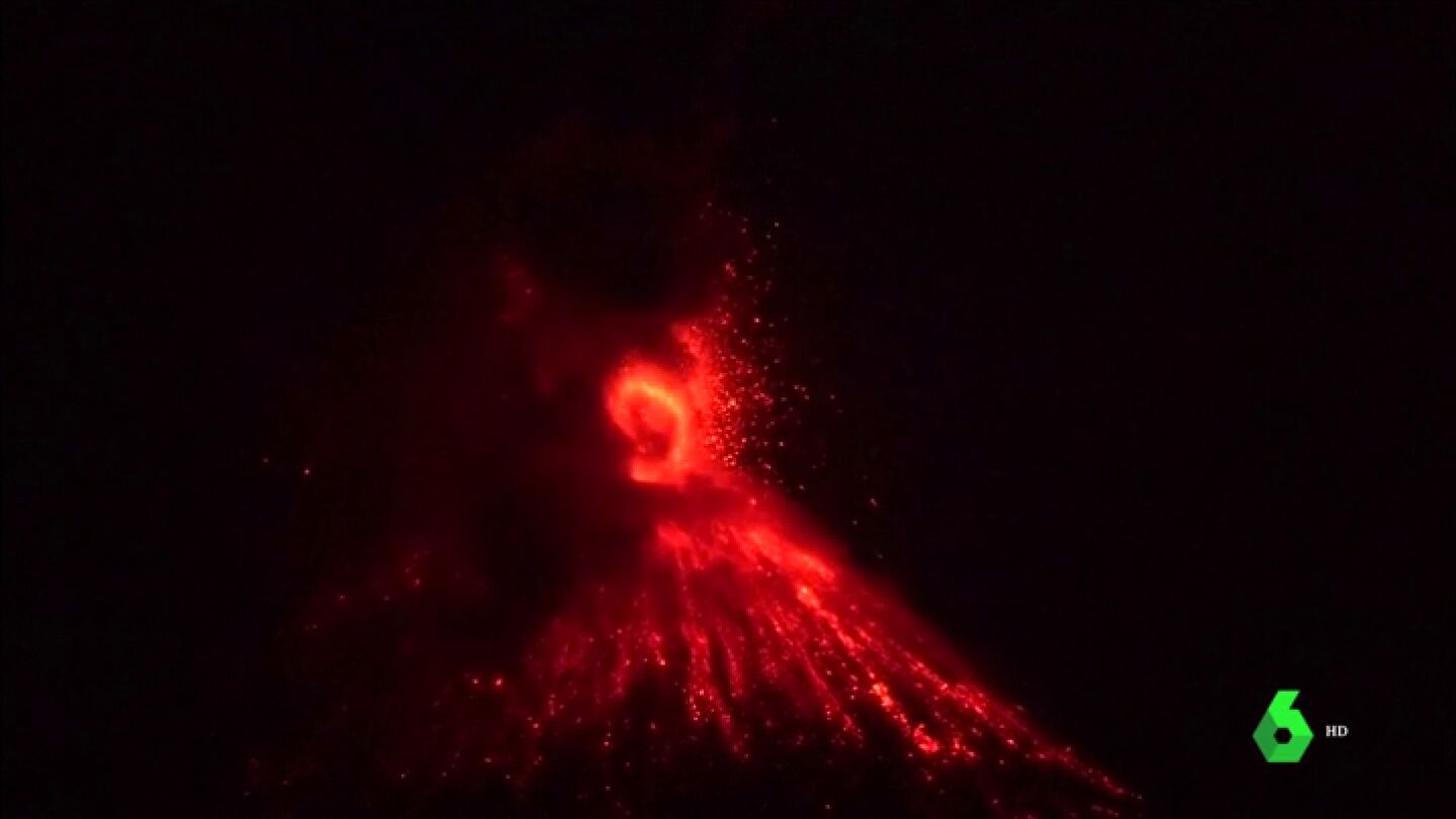 Imagen de la erupci&oacute;n de un volc&aacute;n en Indonesia