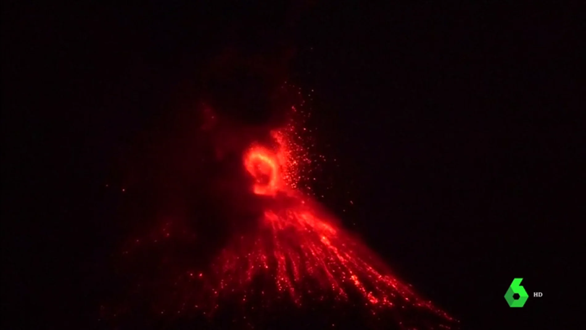 Imagen de la erupción de un volcán en Indonesia