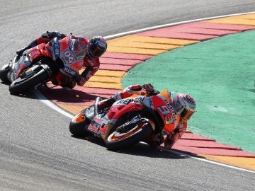 Marc M&aacute;rquez negocia una curva por delante de Dovizioso