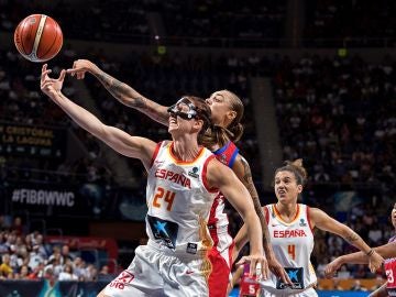 Laura Gil pelea por un rebote ante Puerto Rico Laura Gil pelea por un rebote ante Puerto Rico