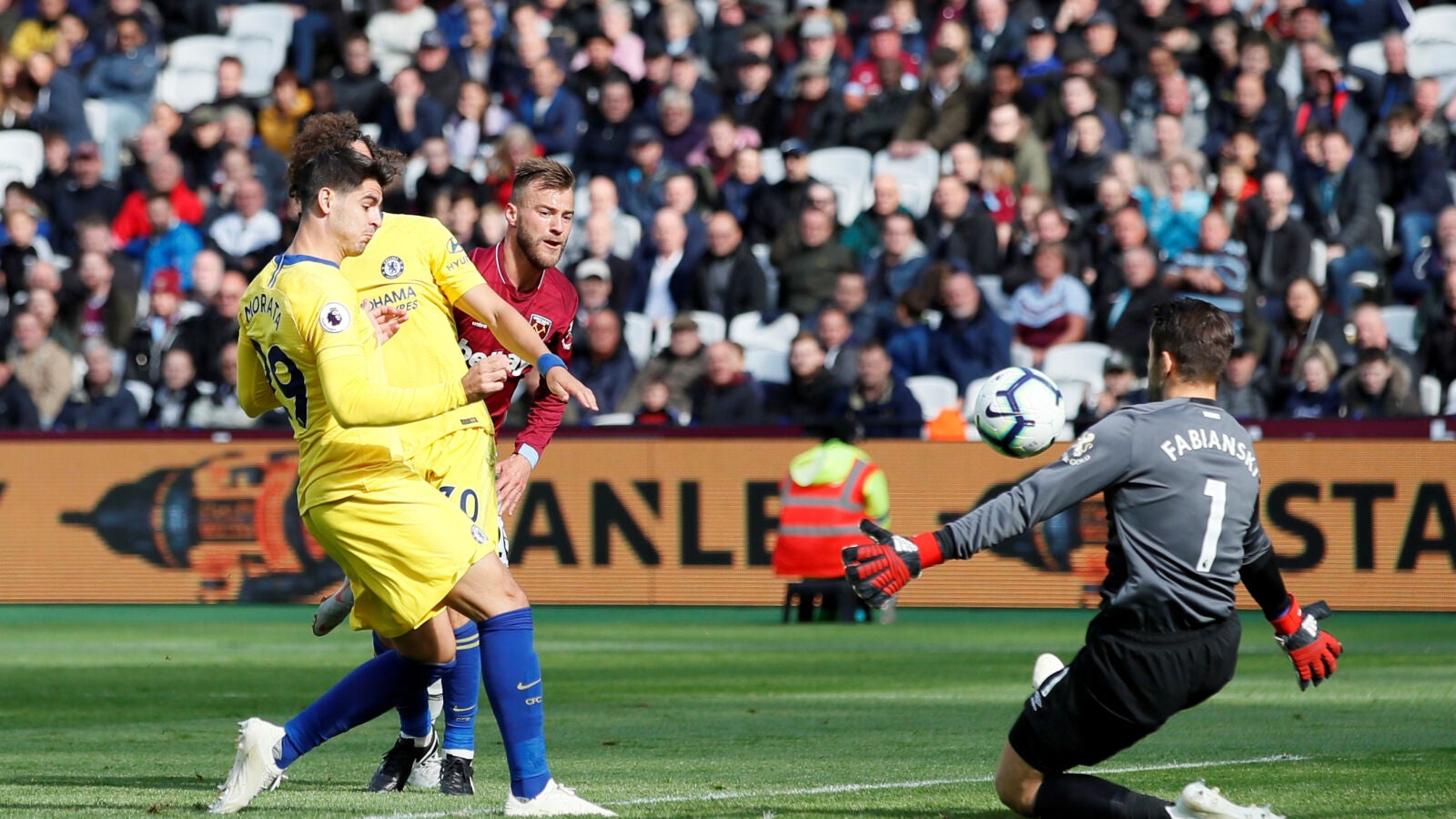 Morata remata ante Lukasz Fabianski