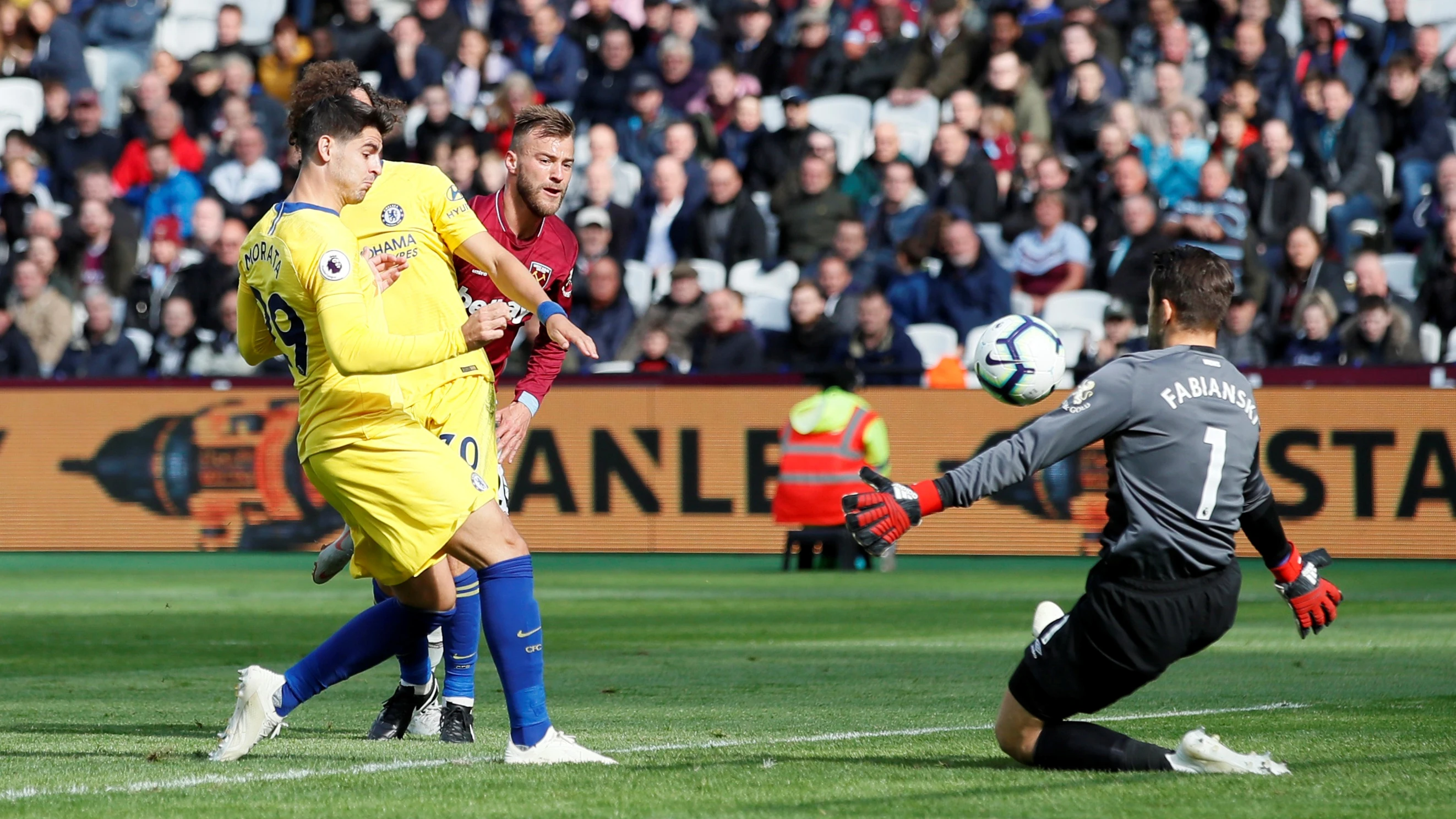 Morata remata ante Lukasz Fabianski