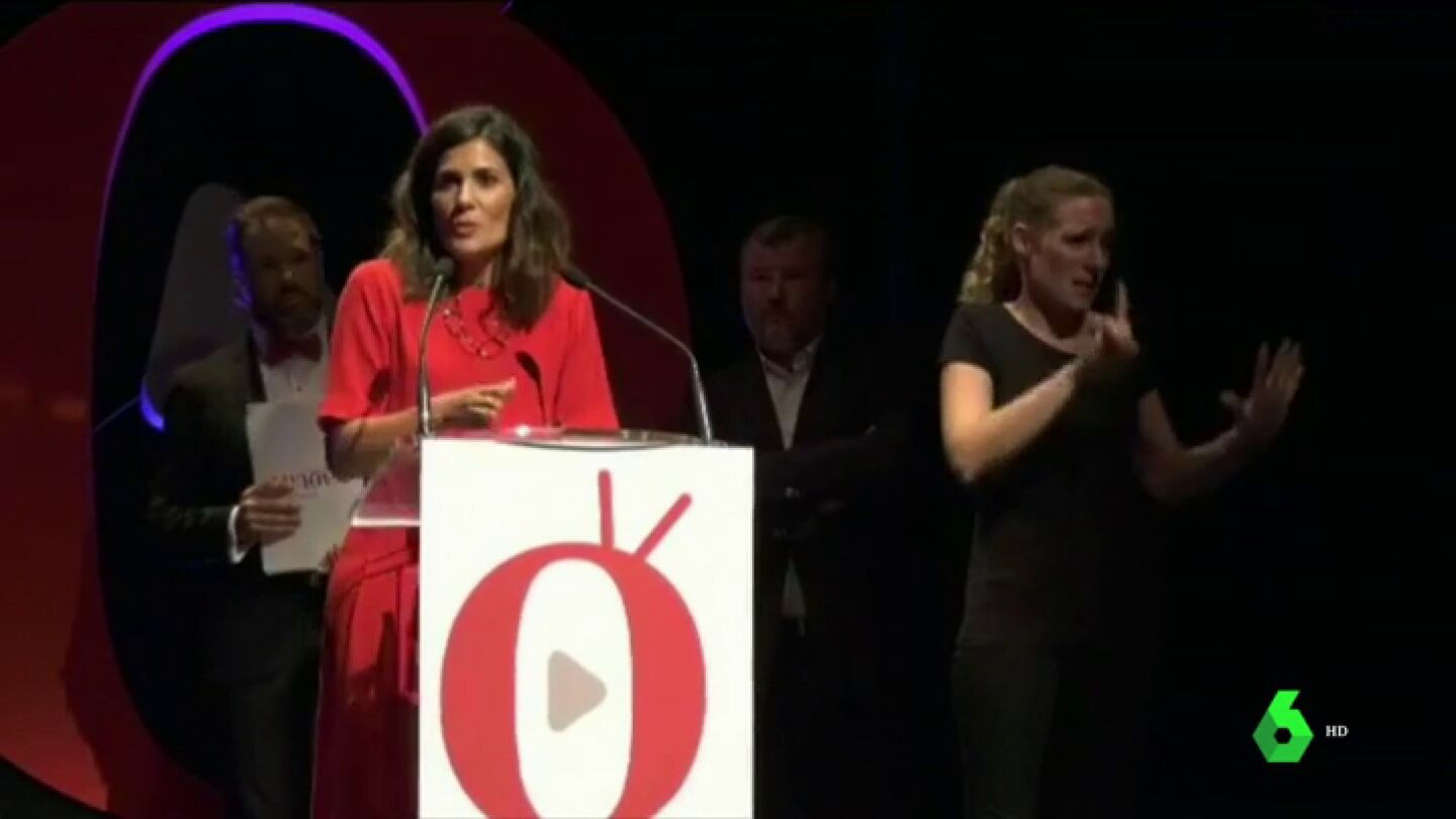 La periodista Mar&iacute;a Llapart recoge el premio 'Aqu&iacute; TV'