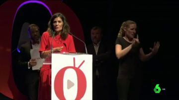La periodista María Llapart recoge el premio 'Aquí TV'