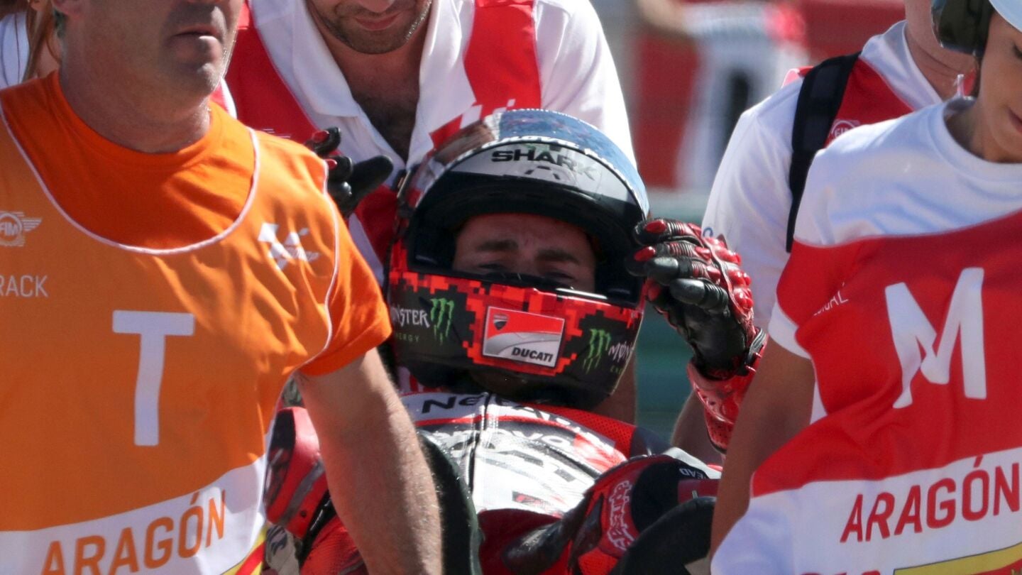 Jorge Lorenzo, retirado en camilla de la pista de Motorland
