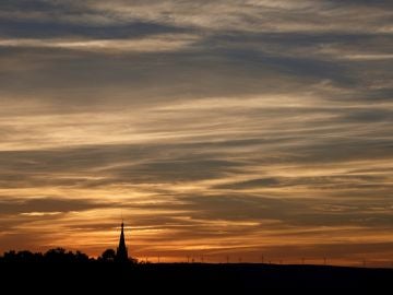 El último sol del verano se pone sobre los aerogeneradores de la sierra de Badaia El último sol del verano se pone sobre los aerogeneradores de la sierra de Badaia