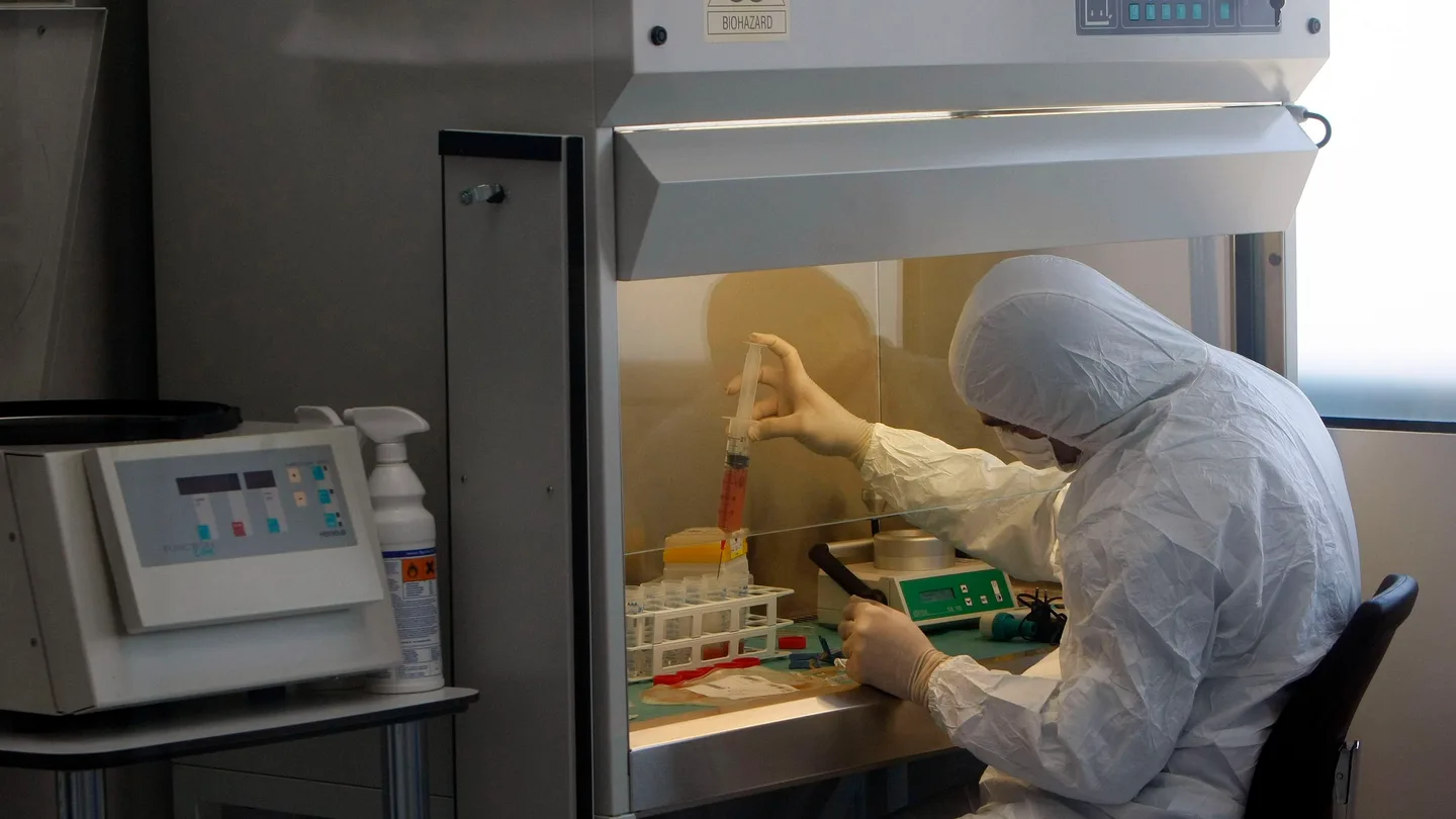 Un equipo de oncólogos trabaja en un laboratorio esterilizado Un equipo de oncólogos trabaja en un laboratorio esterilizado