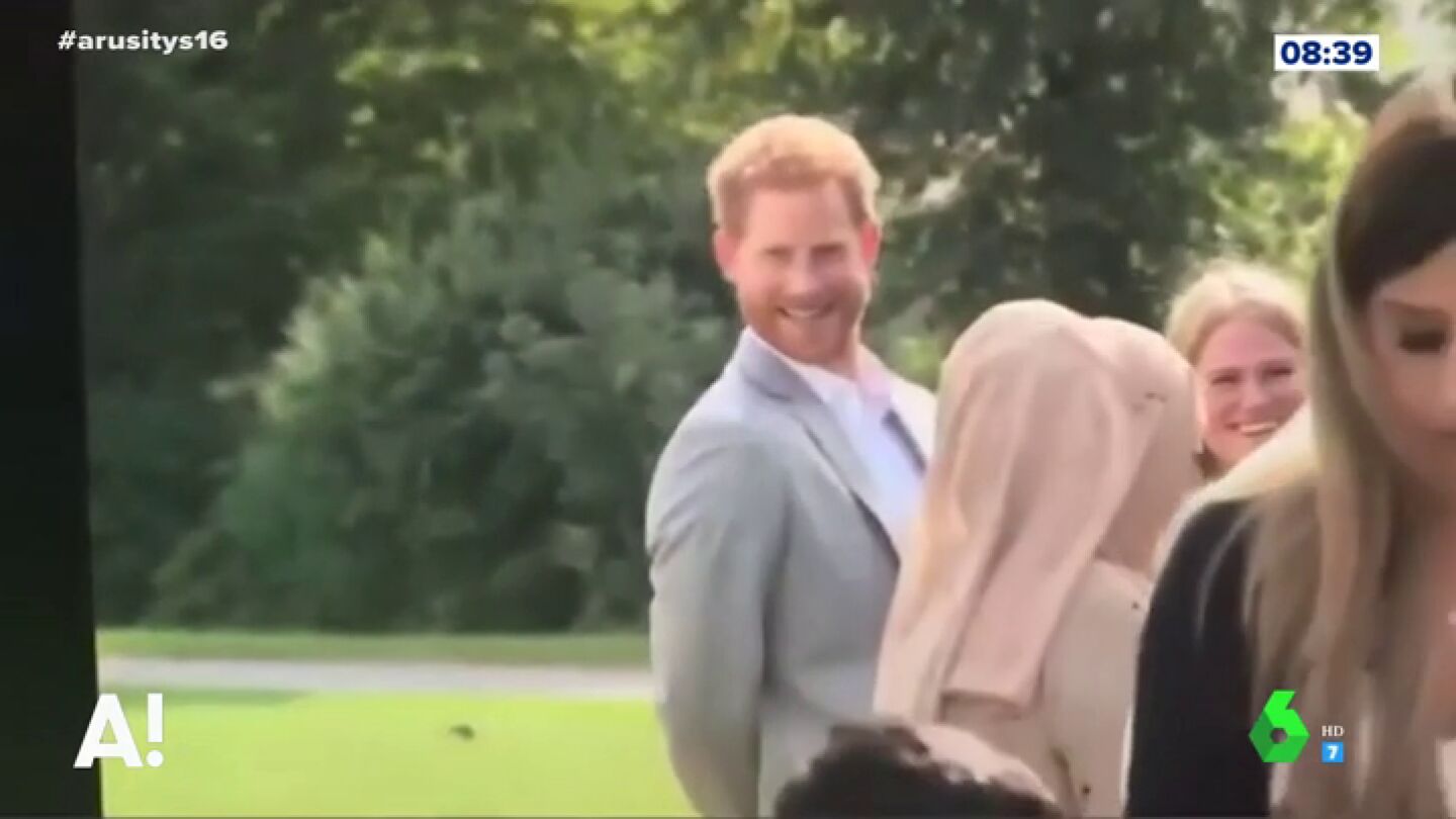 La simp&aacute;tica 'pillada' del pr&iacute;ncipe Harry 'robando' empanadillas en un acto oficial