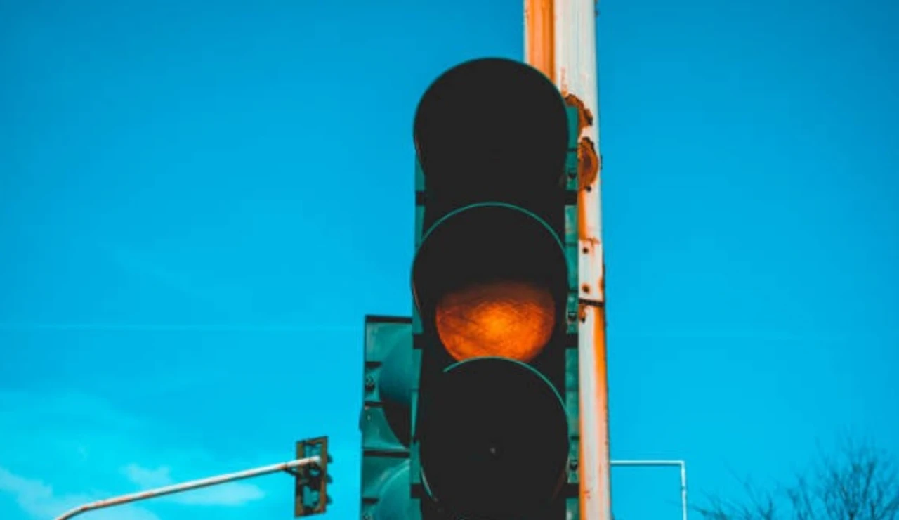Cruzar un semáforo en ámbar (200€) y otras normas con motivo de multa que desconocías 