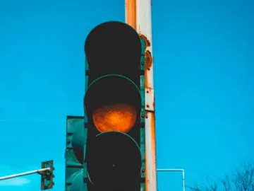 Cruzar un semáforo en ámbar (200€) y otras normas con motivo de multa que desconocías Cruzar un semáforo en ámbar (200€) y otras normas con motivo de multa que desconocías