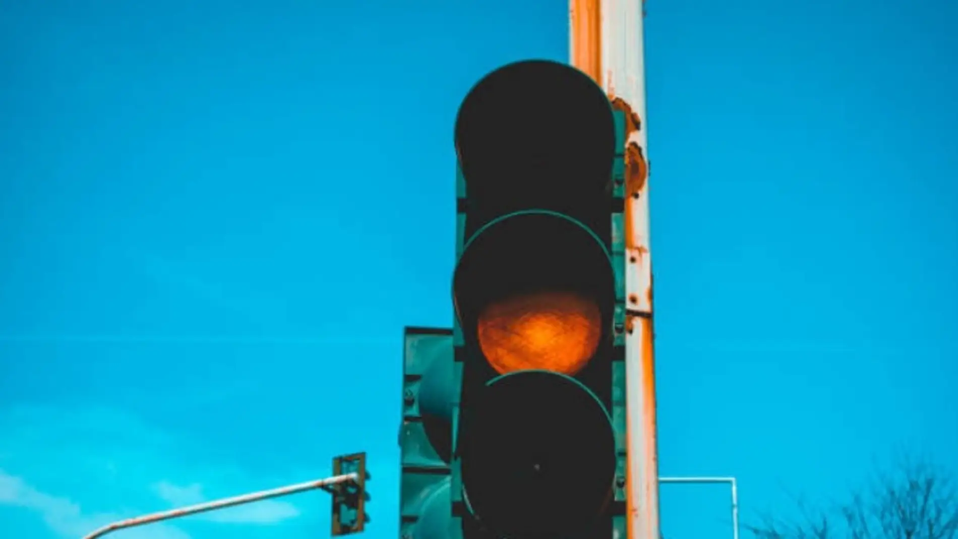 Cruzar un semáforo en ámbar (200€) y otras normas con motivo de multa que desconocías 