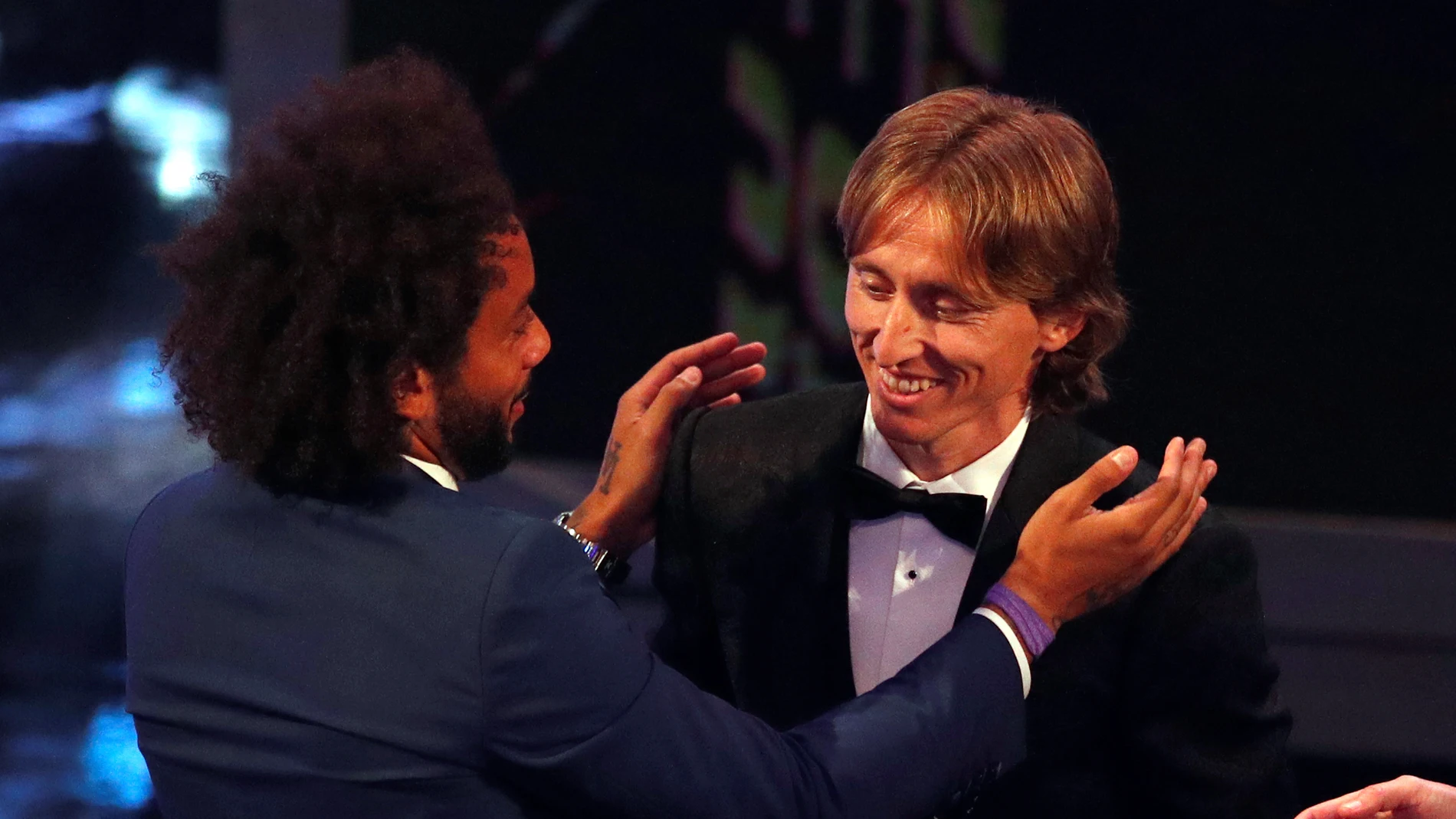 Marcelo bromea con Modric durante la gala de los premios The Best