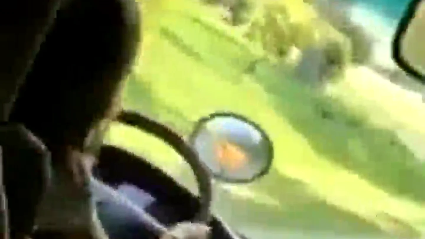 Arrestan a una conductora de autobús escolar que dejó conducir a tres menores Arrestan a una conductora de autobús escolar que dejó conducir a tres menores