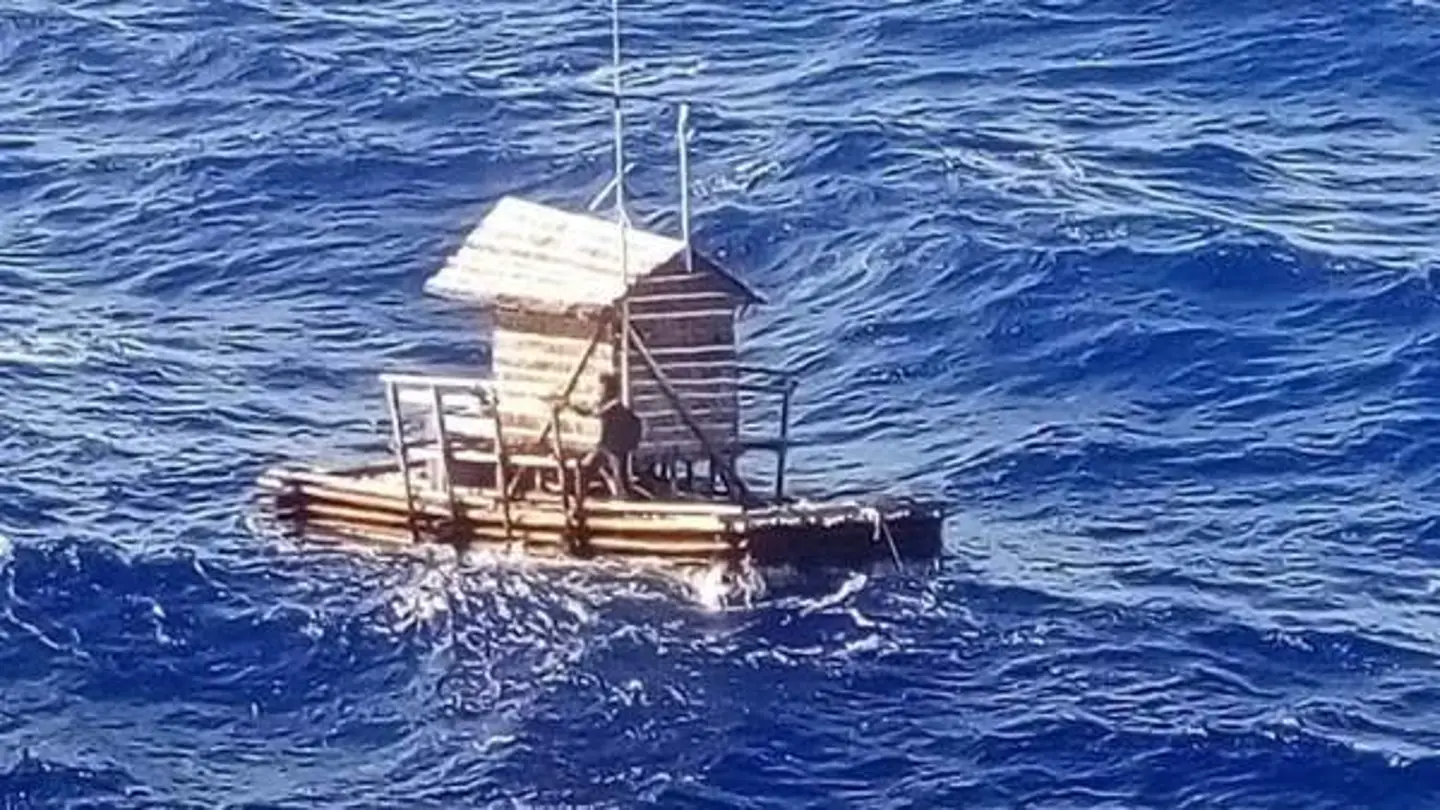 Aldi Novel Adilang, a la deriva sobre una trampa para peces flotante Aldi Novel Adilang, a la deriva sobre una trampa para peces flotante