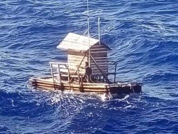 Aldi Novel Adilang, a la deriva sobre una trampa para peces flotante Aldi Novel Adilang, a la deriva sobre una trampa para peces flotante