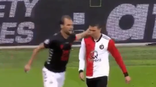 El momento de la 'colleja' a Berghuis El momento de la 'colleja' a Berghuis