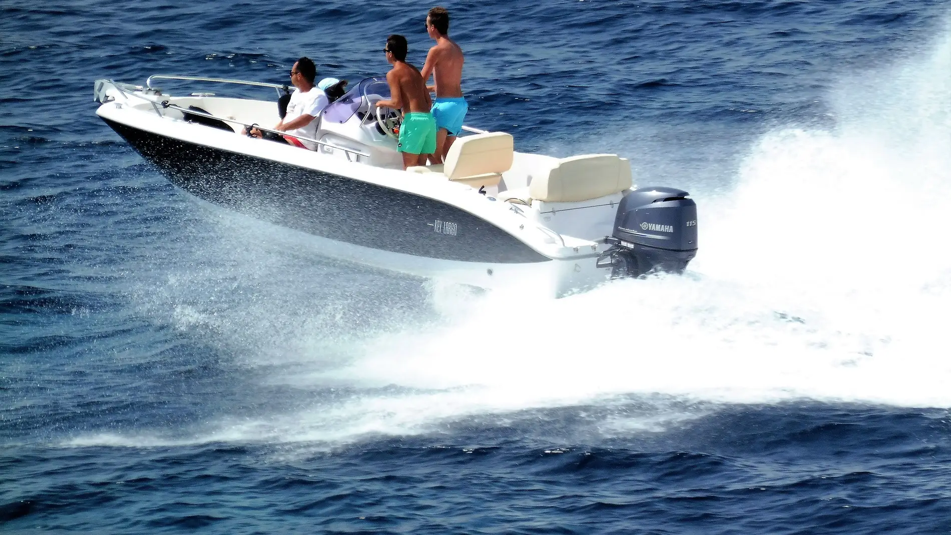 Lancha motora en el mar