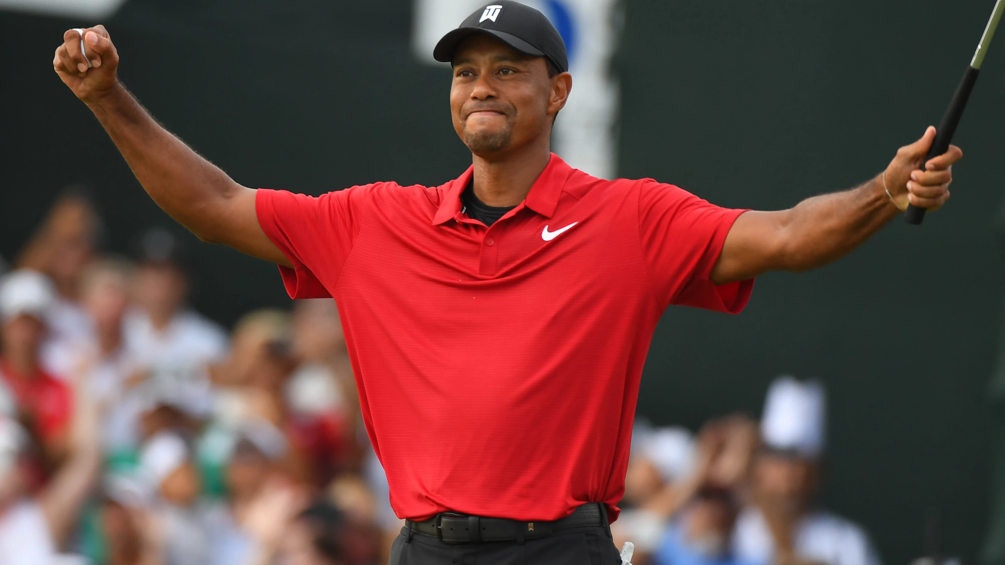 Tiger Woods alza los brazos tras su victoria en el Tour Championship