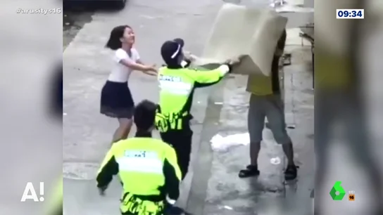 Con una alfombra y con mucha sangre fría, así consigue salvar la Policía a un niño en China tras caer de un segundo piso Con una alfombra y con mucha sangre fría, así consigue salvar la Policía a un niño en China tras caer de un segundo piso