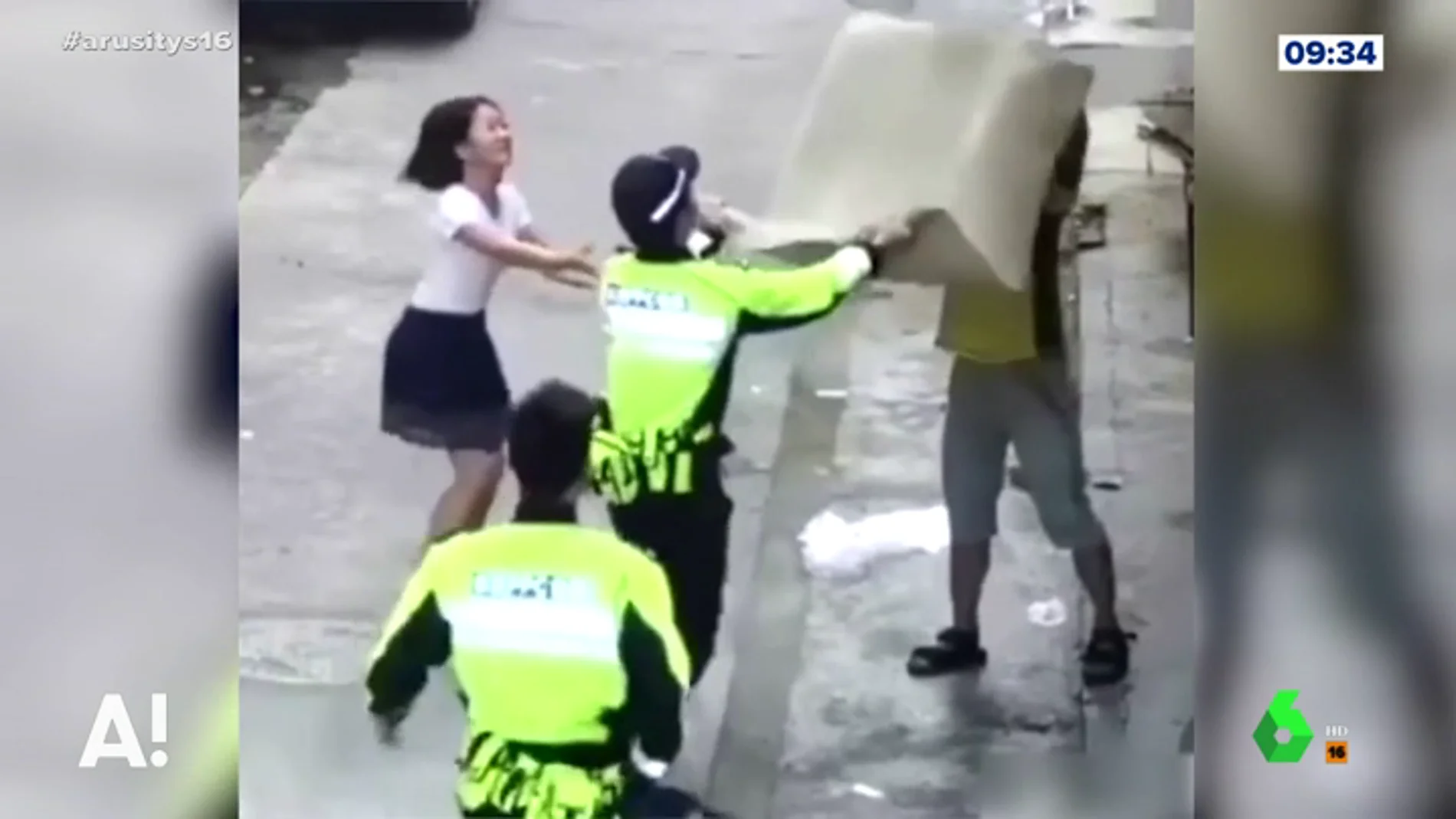 Con una alfombra y con mucha sangre fría, así consigue salvar la Policía a un niño en China tras caer de un segundo piso 
