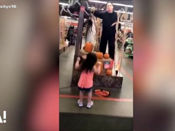 La sorprendente reacción de una niña ante la presencia de un muñeco asesino en un centro comercial La sorprendente reacción de una niña ante la presencia de un muñeco asesino en un centro comercial