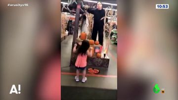 La sorprendente reacción de una niña ante la presencia de un muñeco asesino en un centro comercial