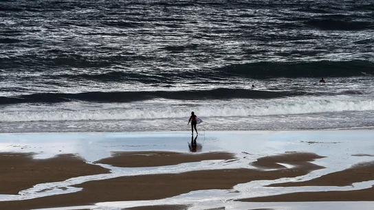 Imagen de un surfista en la playa de Zurriola Imagen de un surfista en la playa de Zurriola