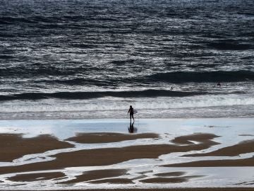 Imagen de un surfista en la playa de Zurriola Imagen de un surfista en la playa de Zurriola