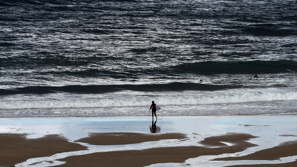 Imagen de un surfista en la playa de Zurriola