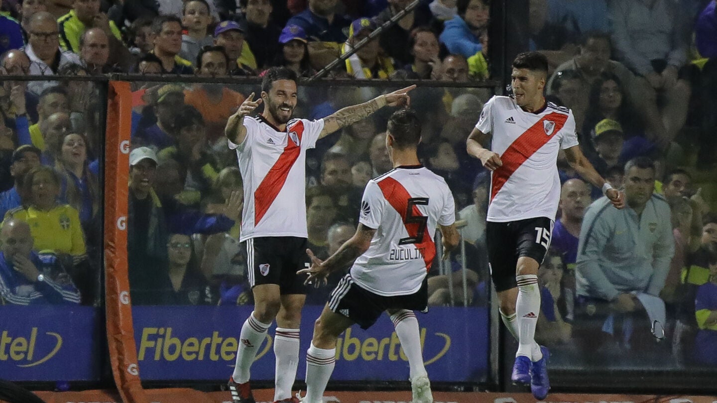 Los jugadores de River celebran un gol en la Bombonera