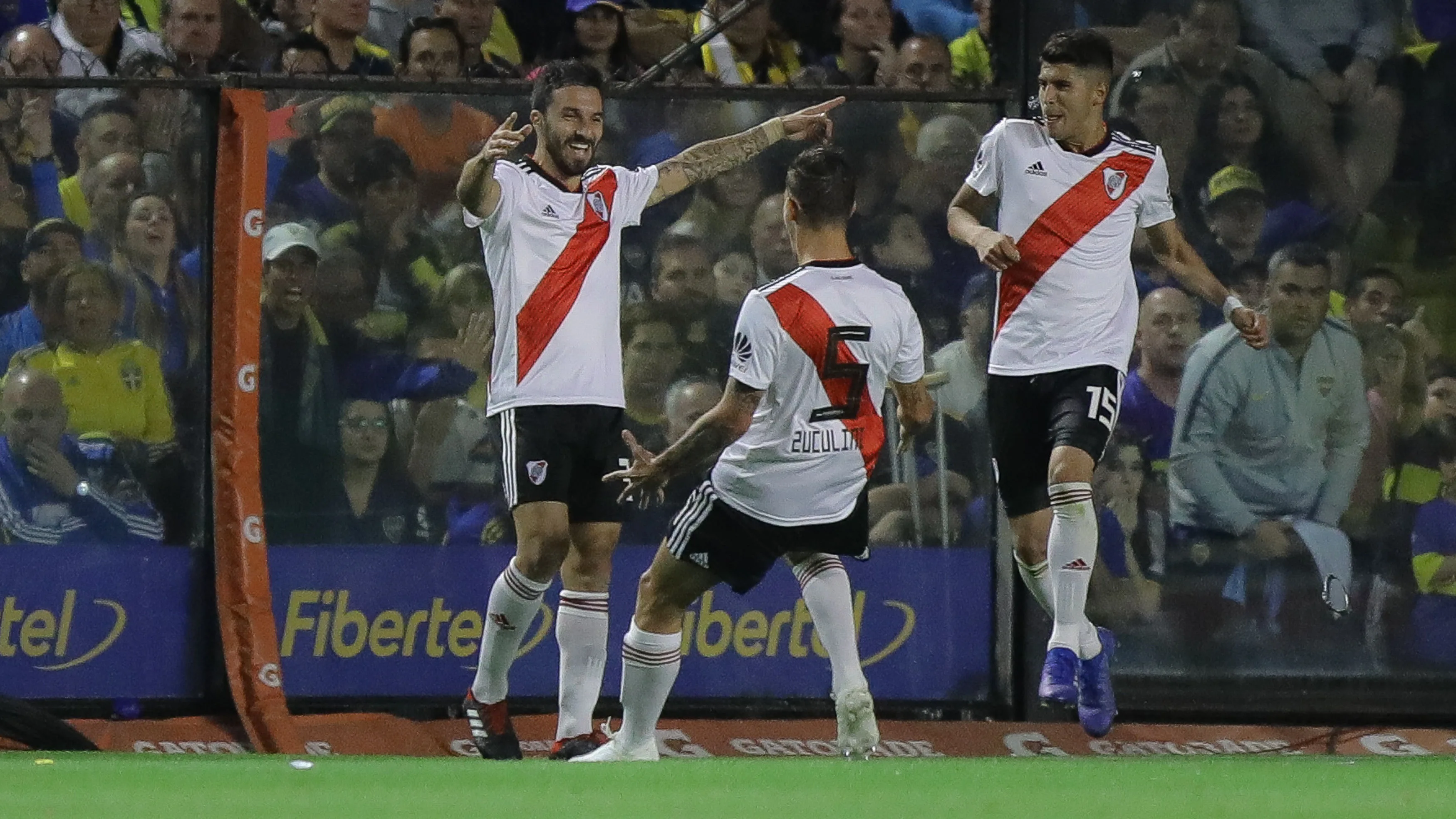 Los jugadores de River celebran un gol en la Bombonera