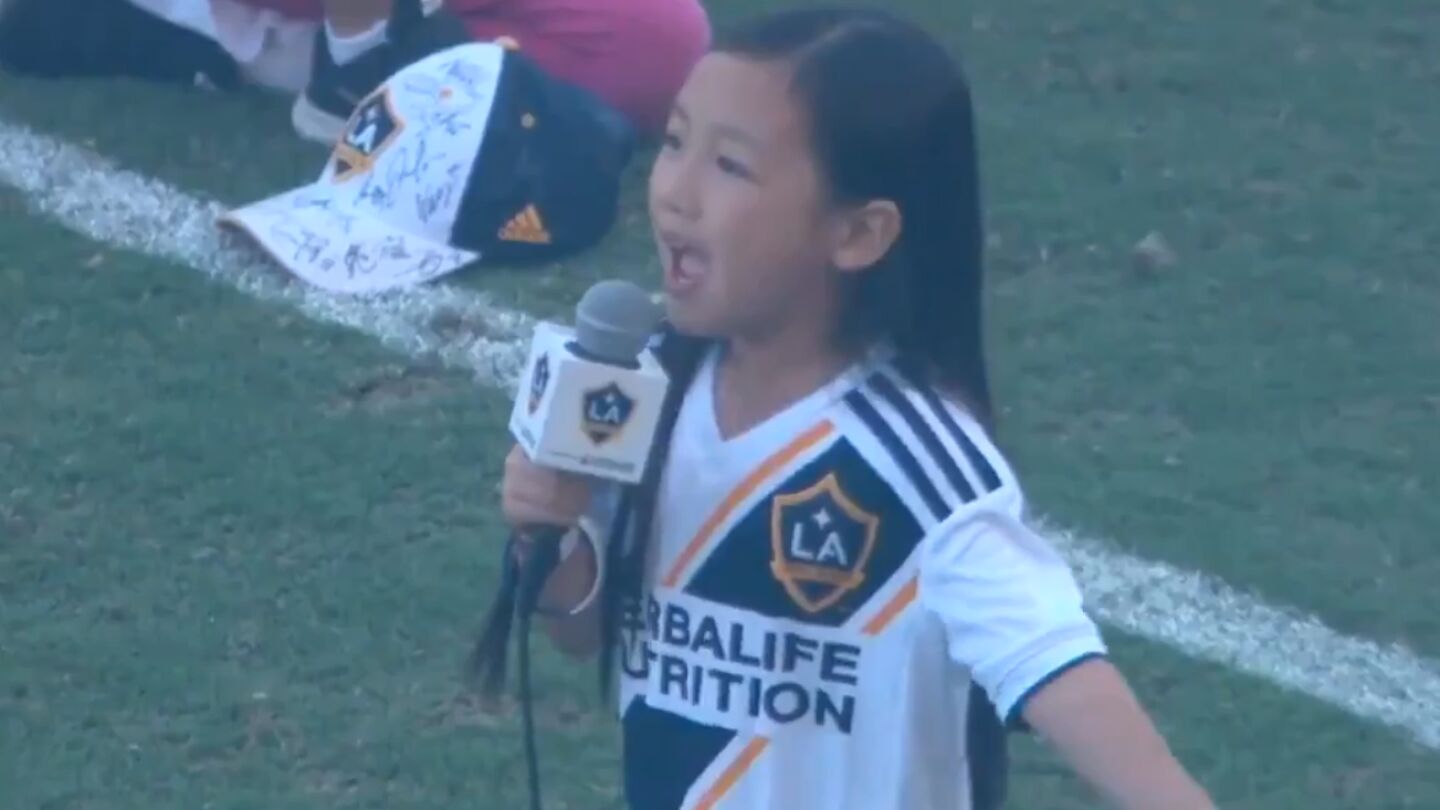 Malea Emma, durante su interpretaci&oacute;n del himno de Estados Unidos
