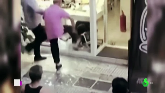 Muere apaleado un activista gay tras ser acusado de robo en una joyería en Atenas Muere apaleado un activista gay tras ser acusado de robo en una joyería en Atenas