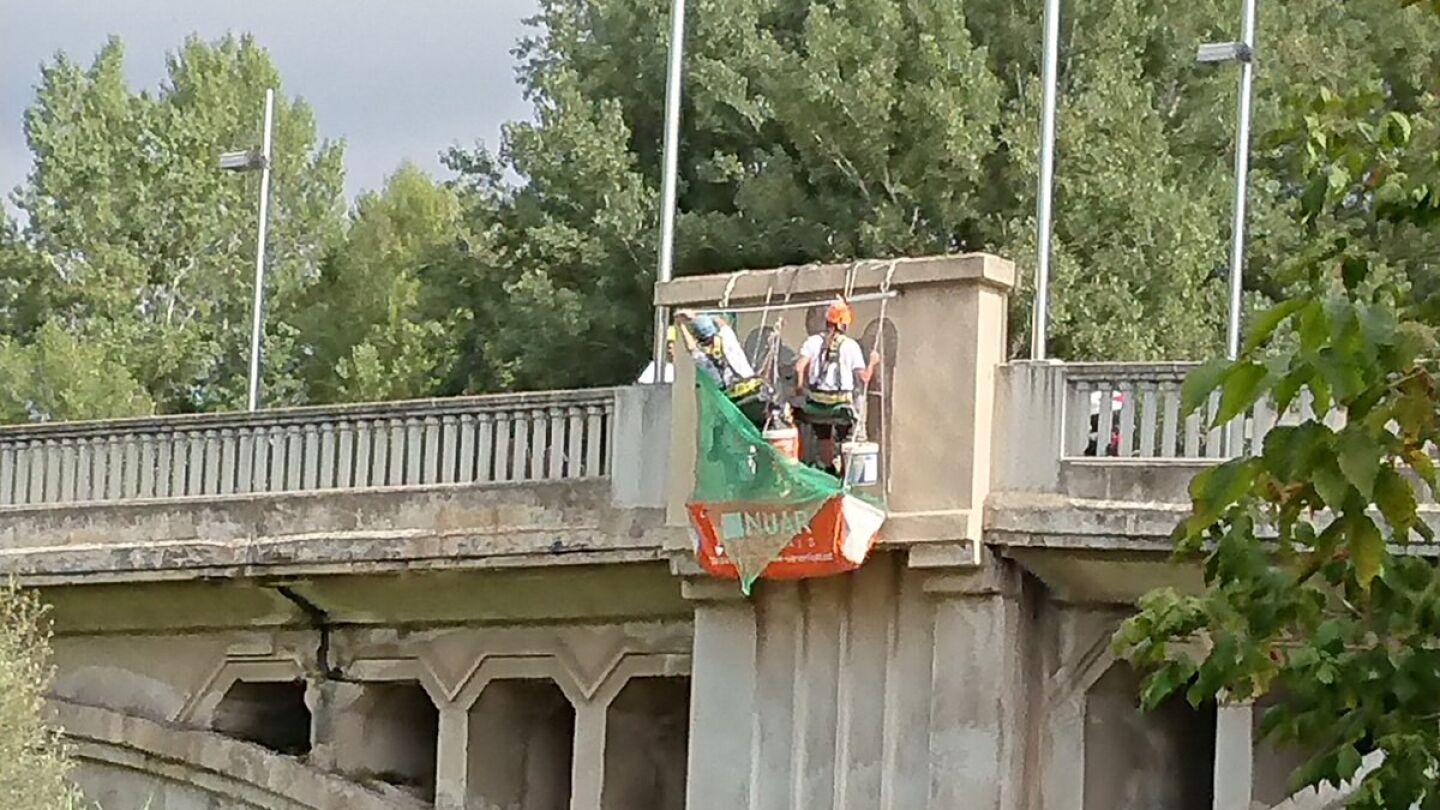 Retiran &aacute;guilas franquistas de un puente de Girona