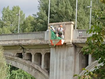 Retiran águilas franquistas de un puente de Girona Retiran águilas franquistas de un puente de Girona