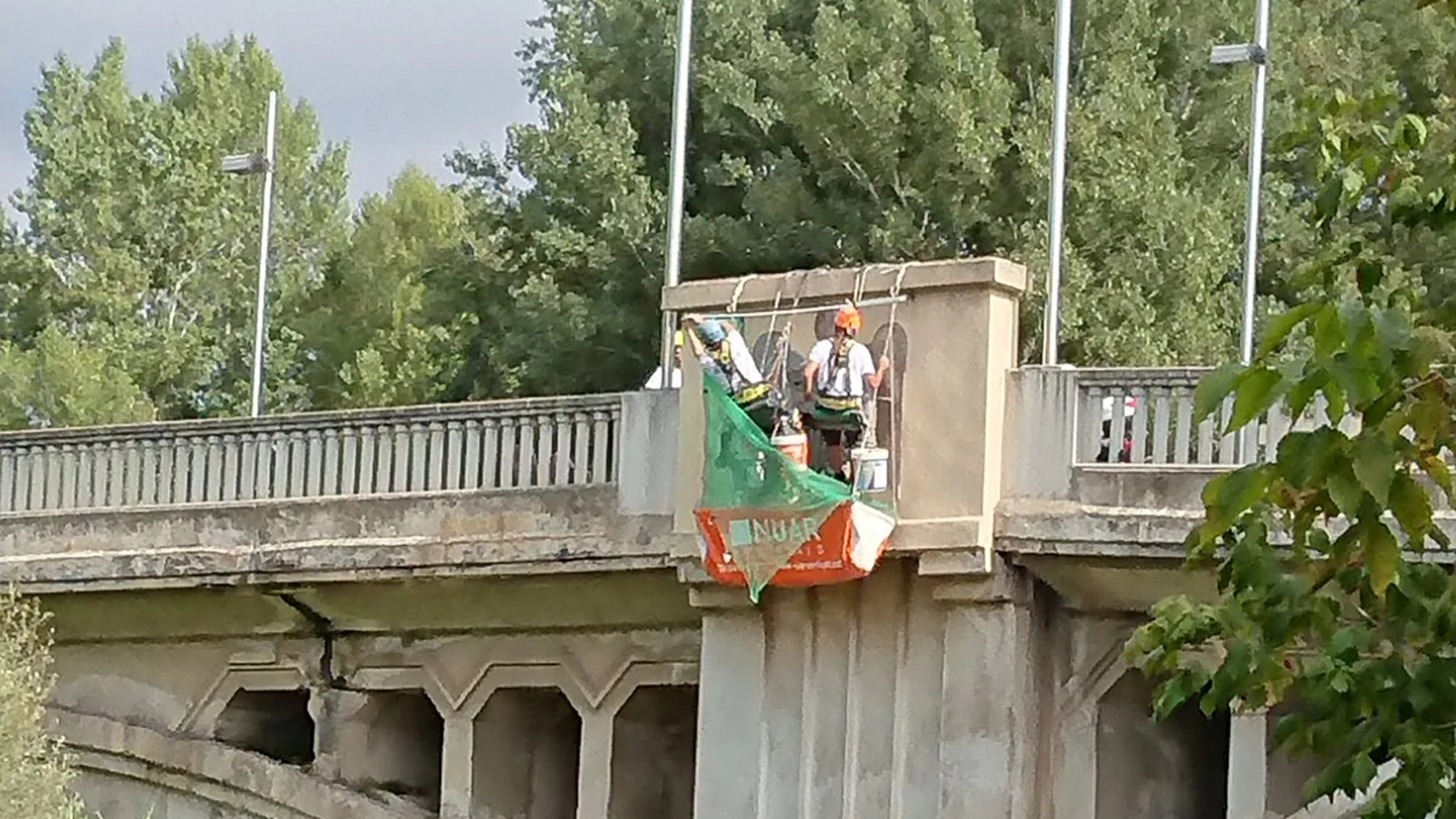 Retiran águilas franquistas de un puente de Girona