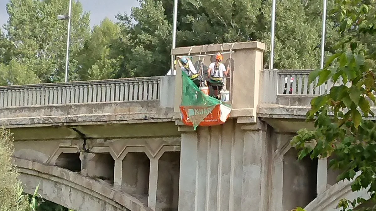 Retiran águilas franquistas de un puente de Girona