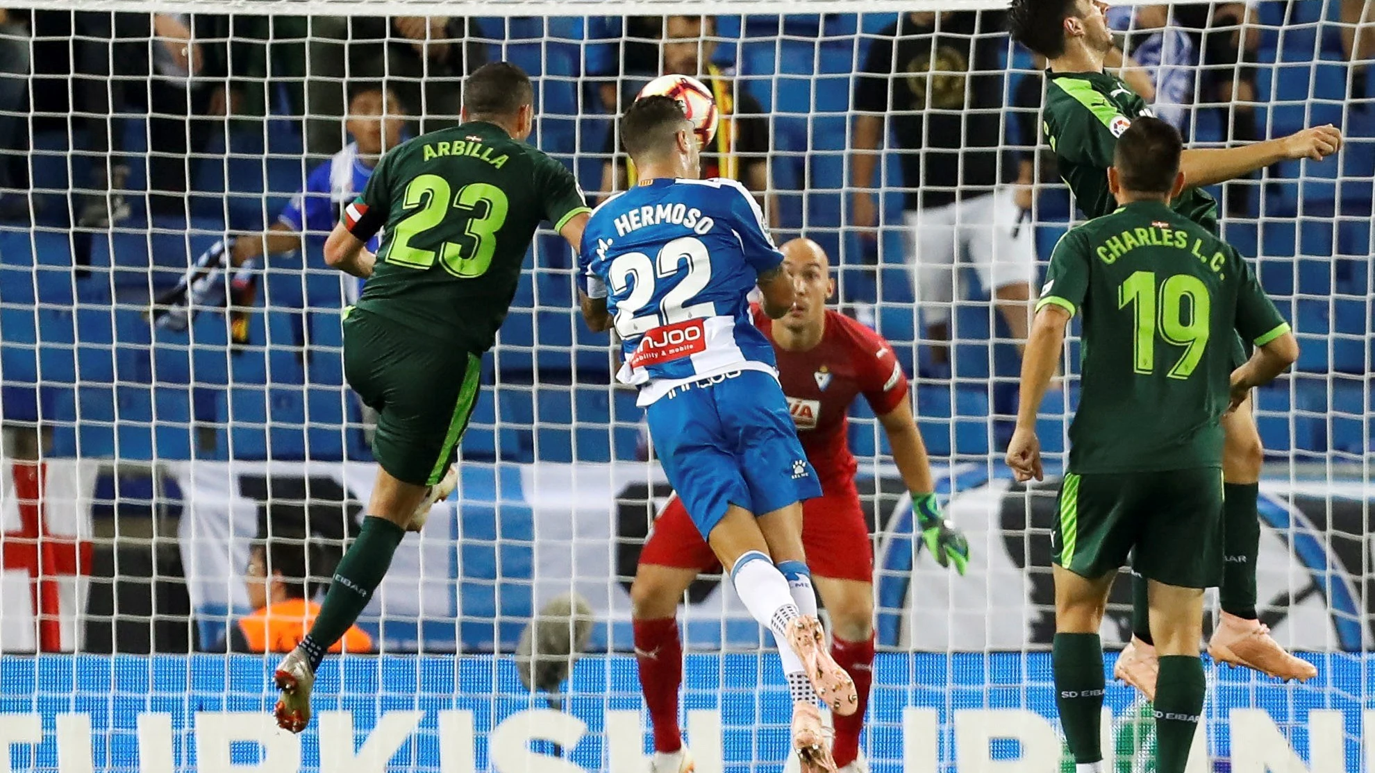 Mario Hermoso cabecea el balón que se convertiría en el 1-0 contra el Eibar