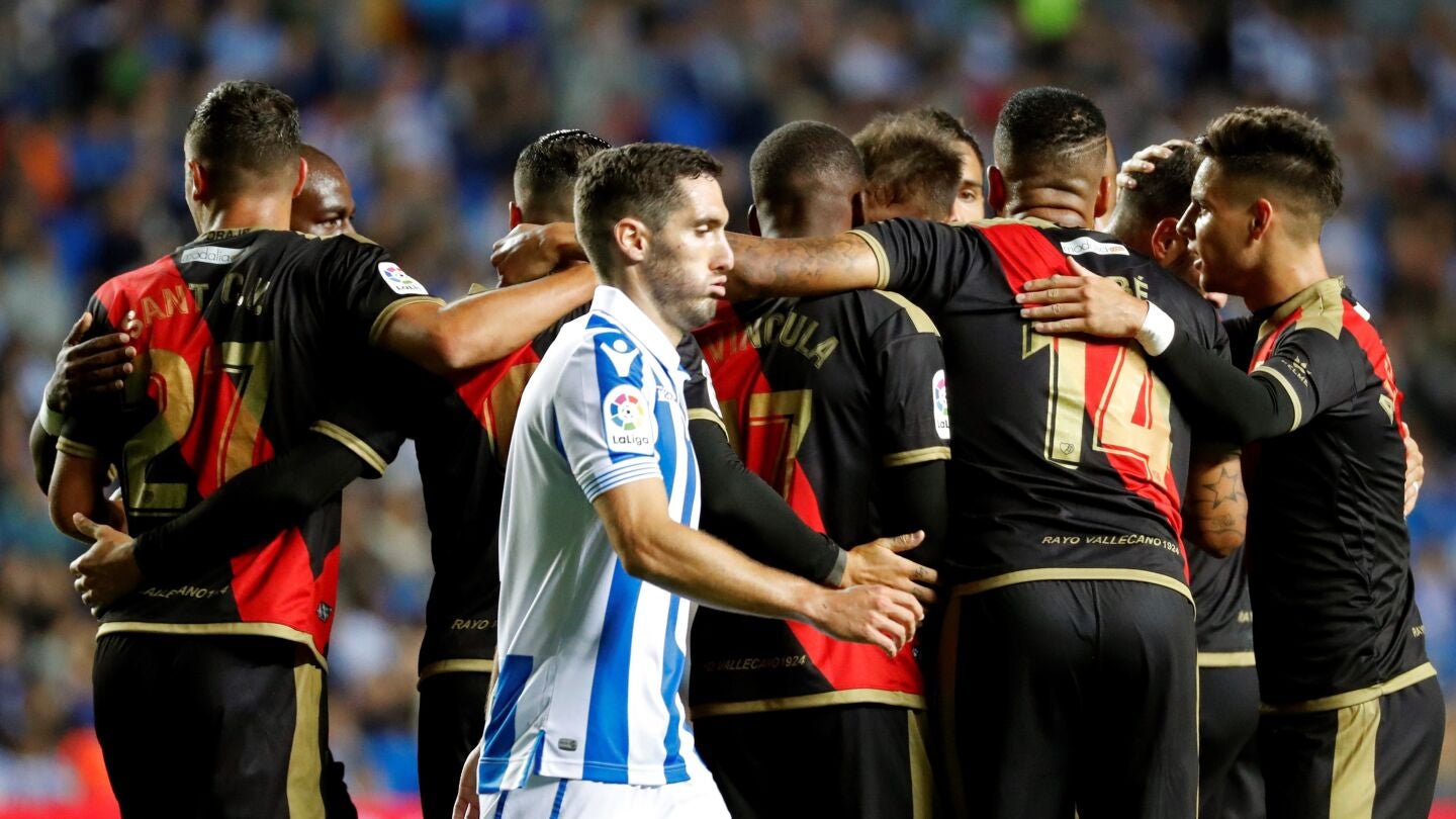 Los jugadores del Rayo celebran el gol de Adv&iacute;ncula frente a la Real Sociedad